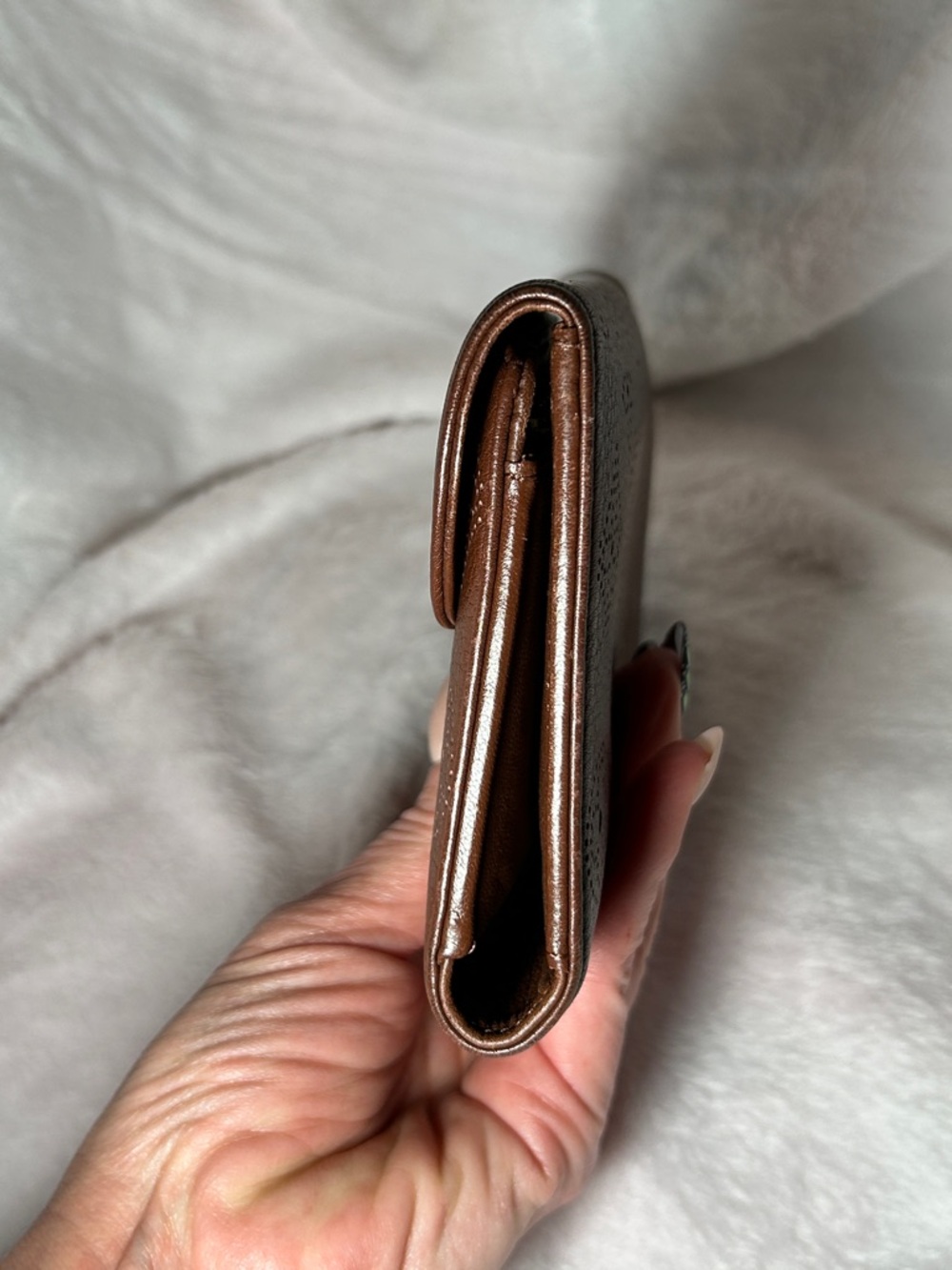 402. Louis Vuitton Mahina Amelia wallet in Acajou brown leather - Picture 5 of 13